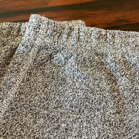 Roots salt and pepper jogger sweat pants size small. - Picture 4 of 10